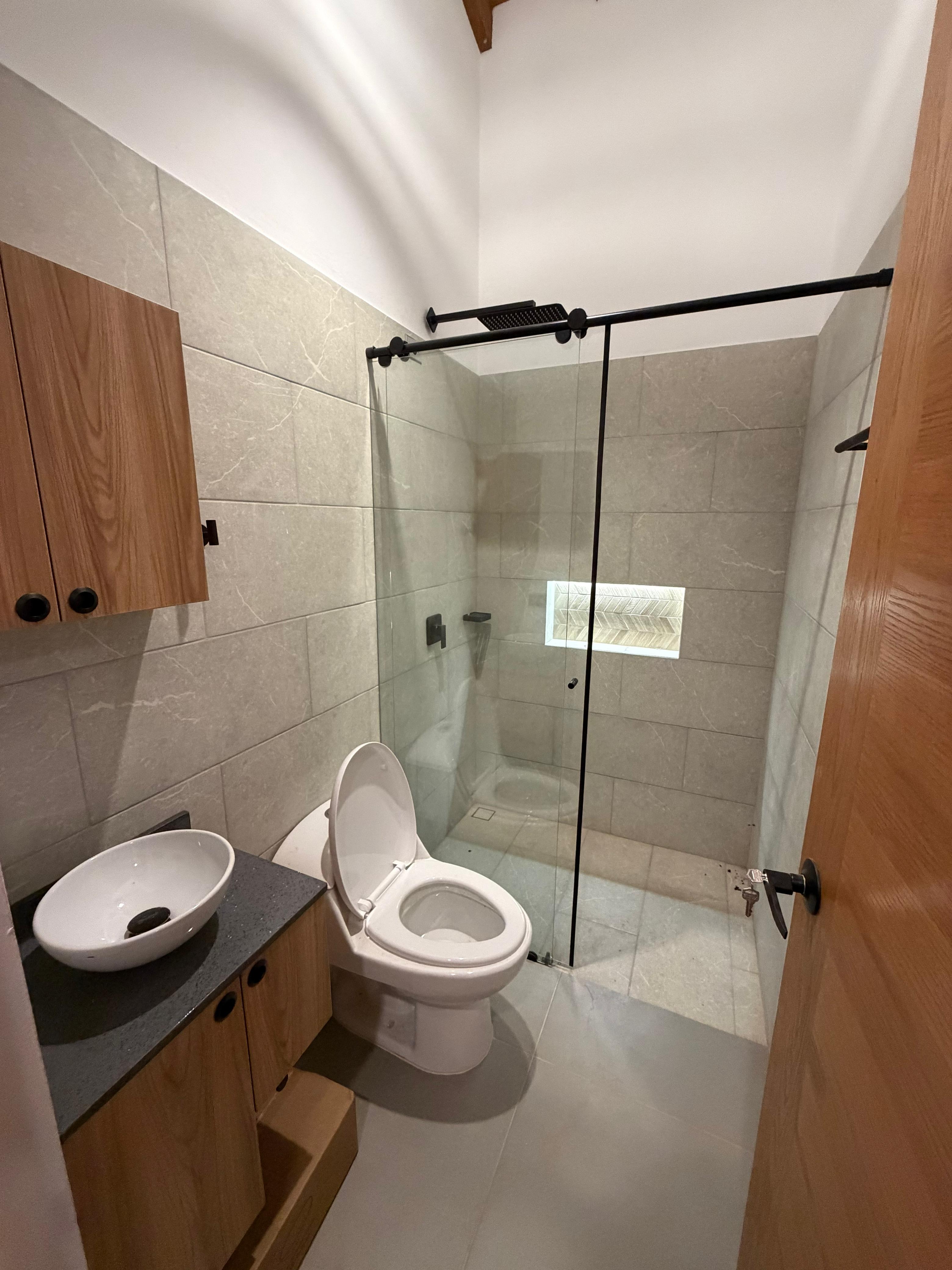 Baño de la propiedad con acabados funcionales