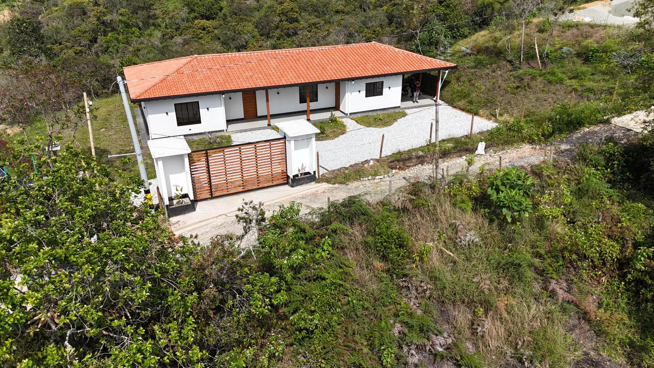 Vista aérea frontal de la finca en San Vicente, Antioquia