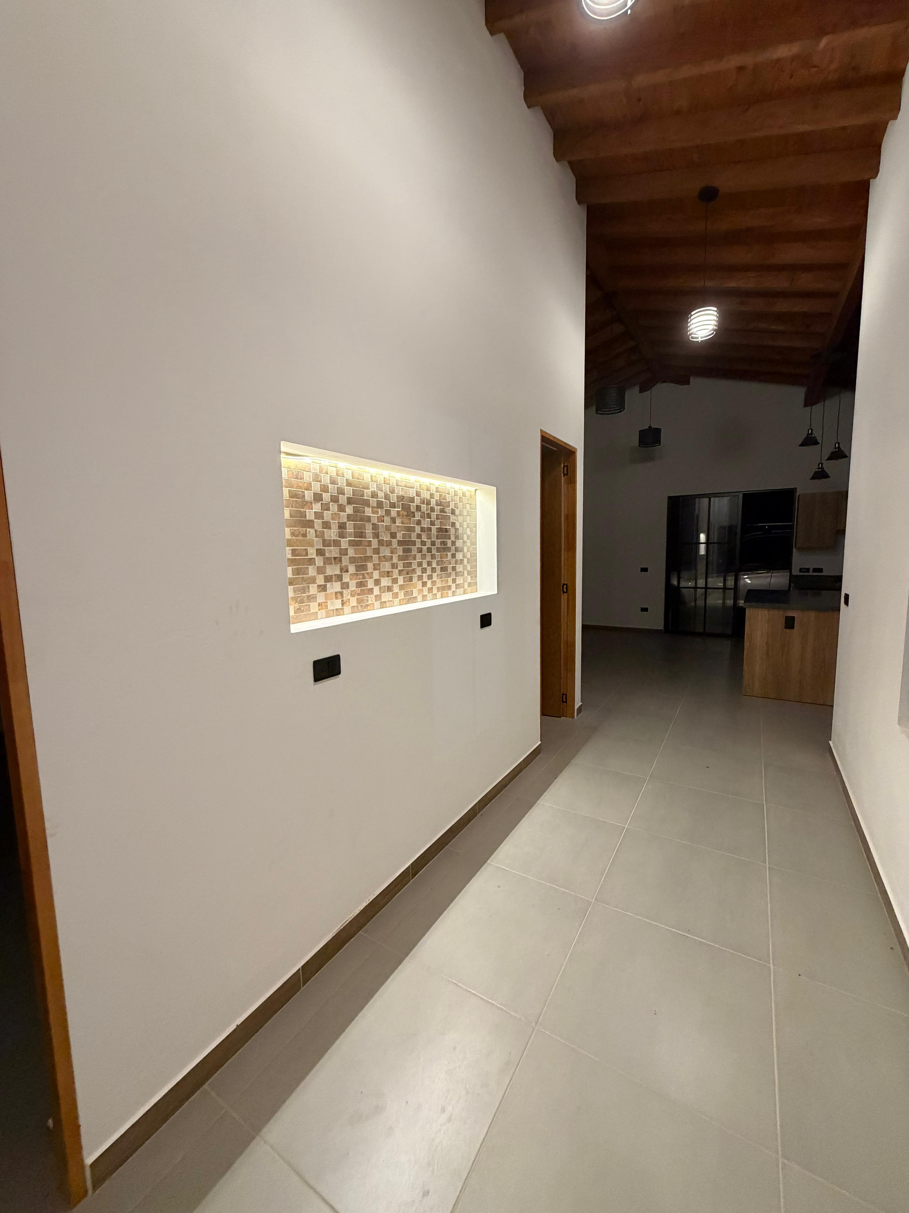 Acceso a cocina integral y circulación interior de la casa