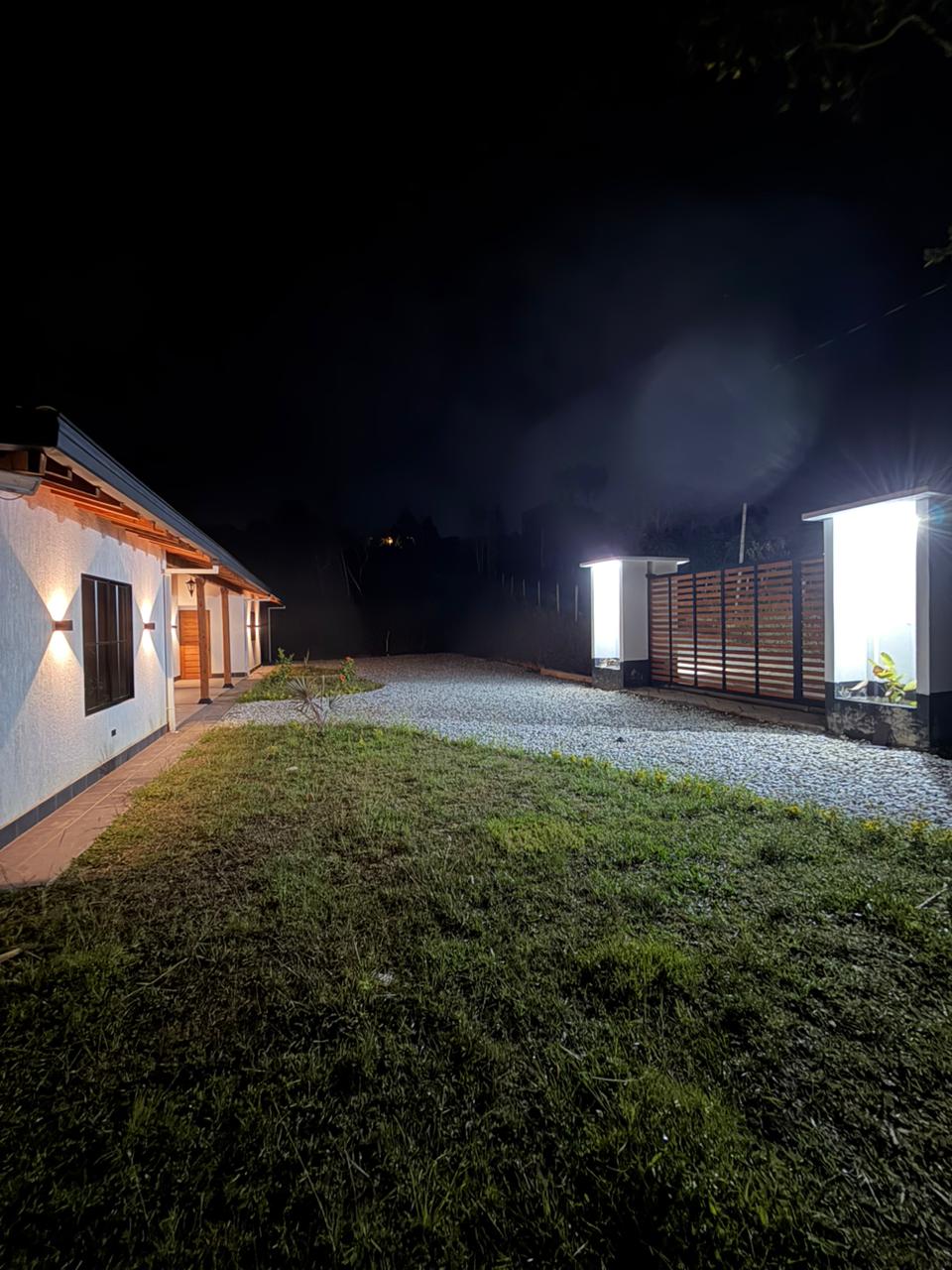 Patio y exterior de la finca en toma nocturna